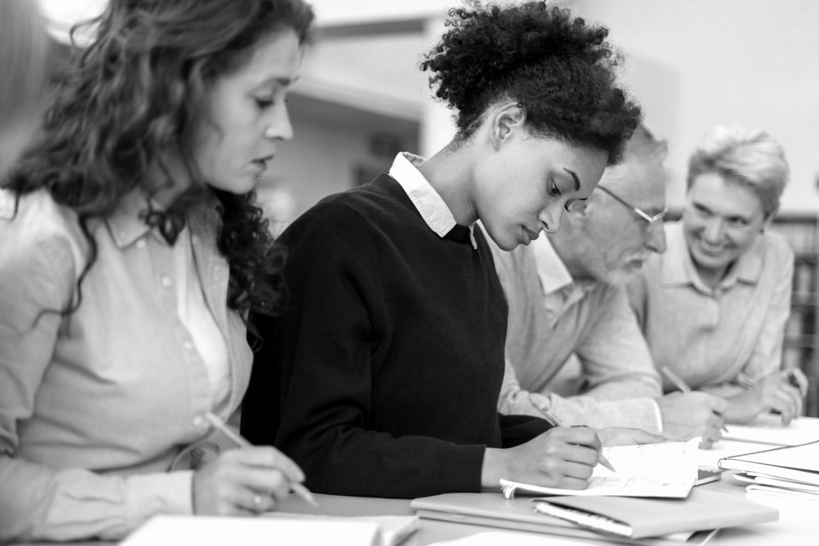 Detailansicht einer Finanzplanung mit Diagrammen und Notizen