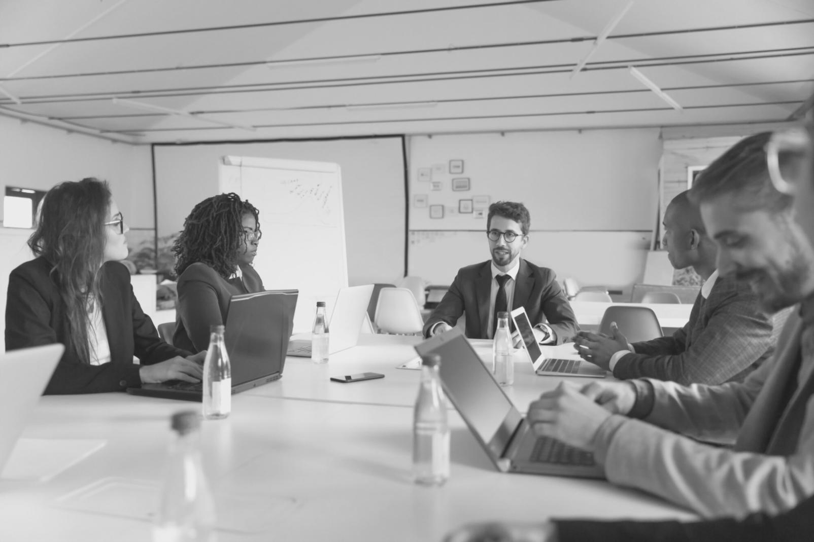 Menschen bei einer Finanzplanungssitzung mit Laptop und Dokumenten